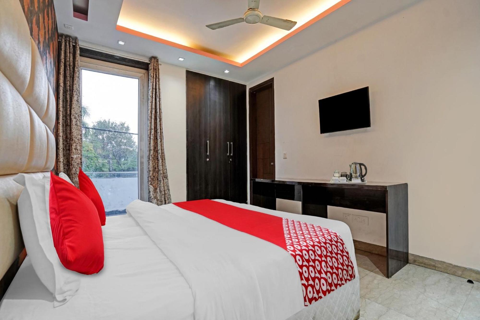 Hotel O South Galaxy Nuova Delhi Esterno foto
