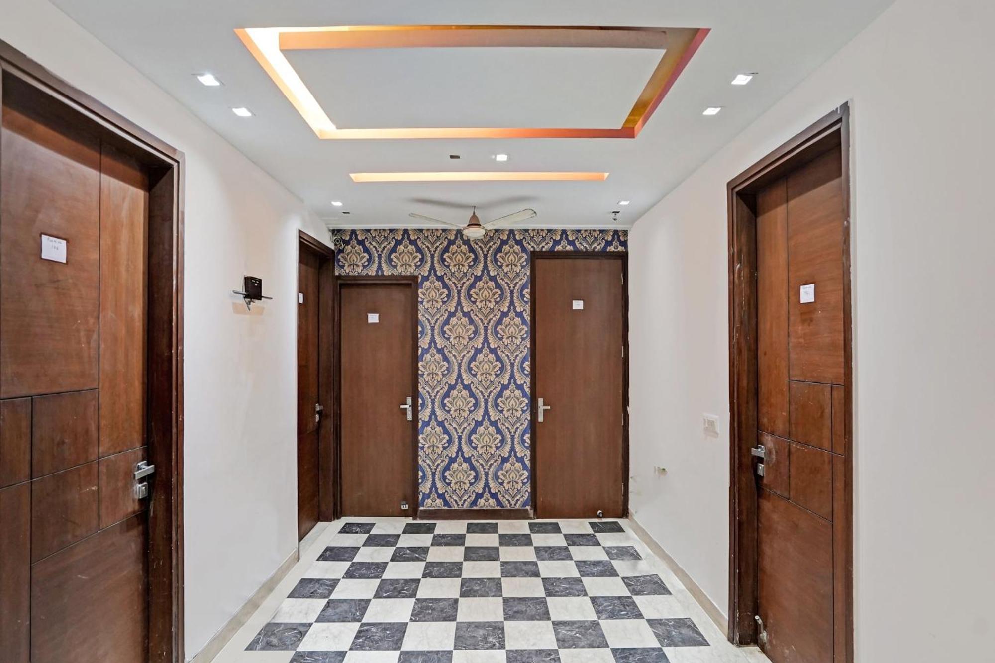 Hotel O South Galaxy Nuova Delhi Esterno foto